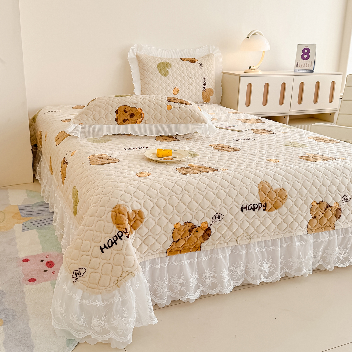 91家纺网 家纺一手货源 找家纺 冬然家纺 2025新款高克重牛奶绒蕾丝花边床盖系列 卡皮巴拉