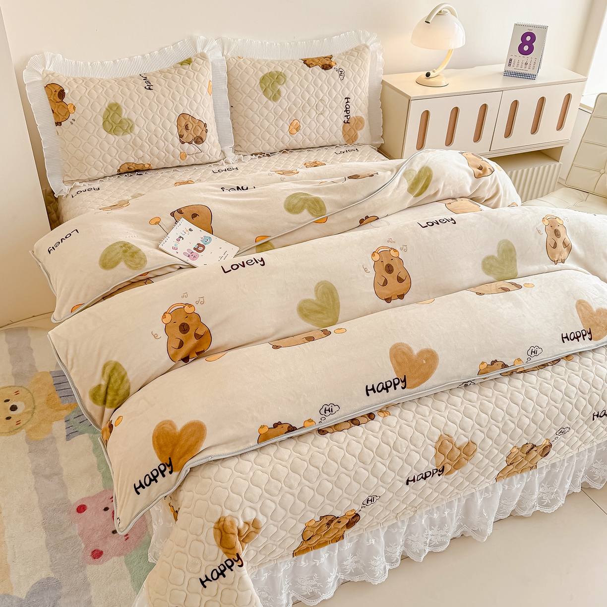 91家纺网 家纺一手货源 找家纺 冬然家纺 2025新款高克重牛奶绒蕾丝花边床盖系列 卡皮巴拉