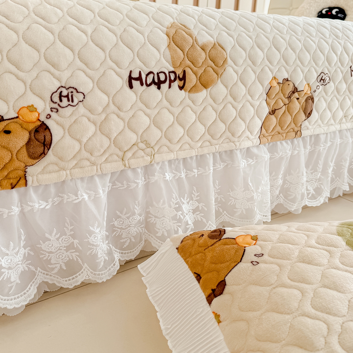 91家纺网 家纺一手货源 找家纺 冬然家纺 2025新款高克重牛奶绒蕾丝花边床盖系列 卡皮巴拉