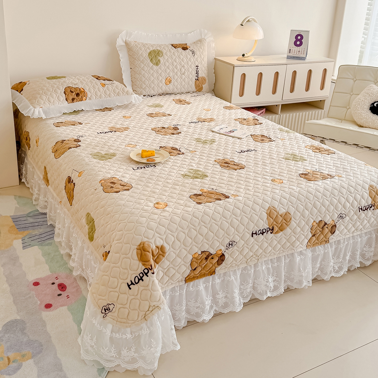 91家纺网 家纺一手货源 找家纺 冬然家纺 2025新款高克重牛奶绒蕾丝花边床盖系列 卡皮巴拉