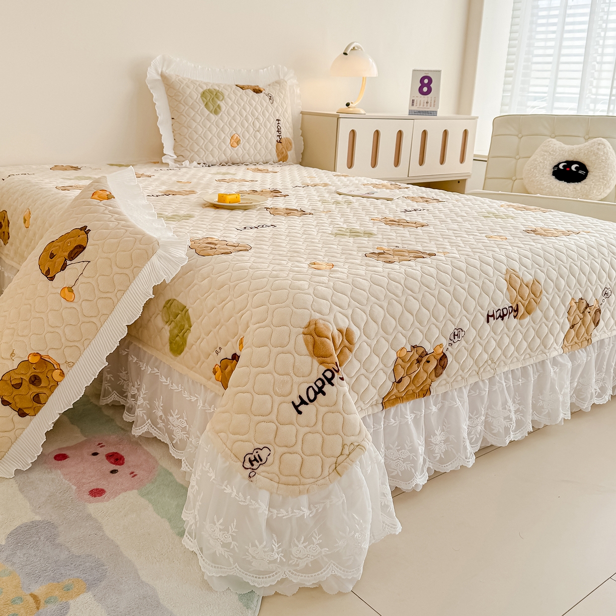 91家纺网 家纺一手货源 找家纺 冬然家纺 2025新款高克重牛奶绒蕾丝花边床盖系列 卡皮巴拉