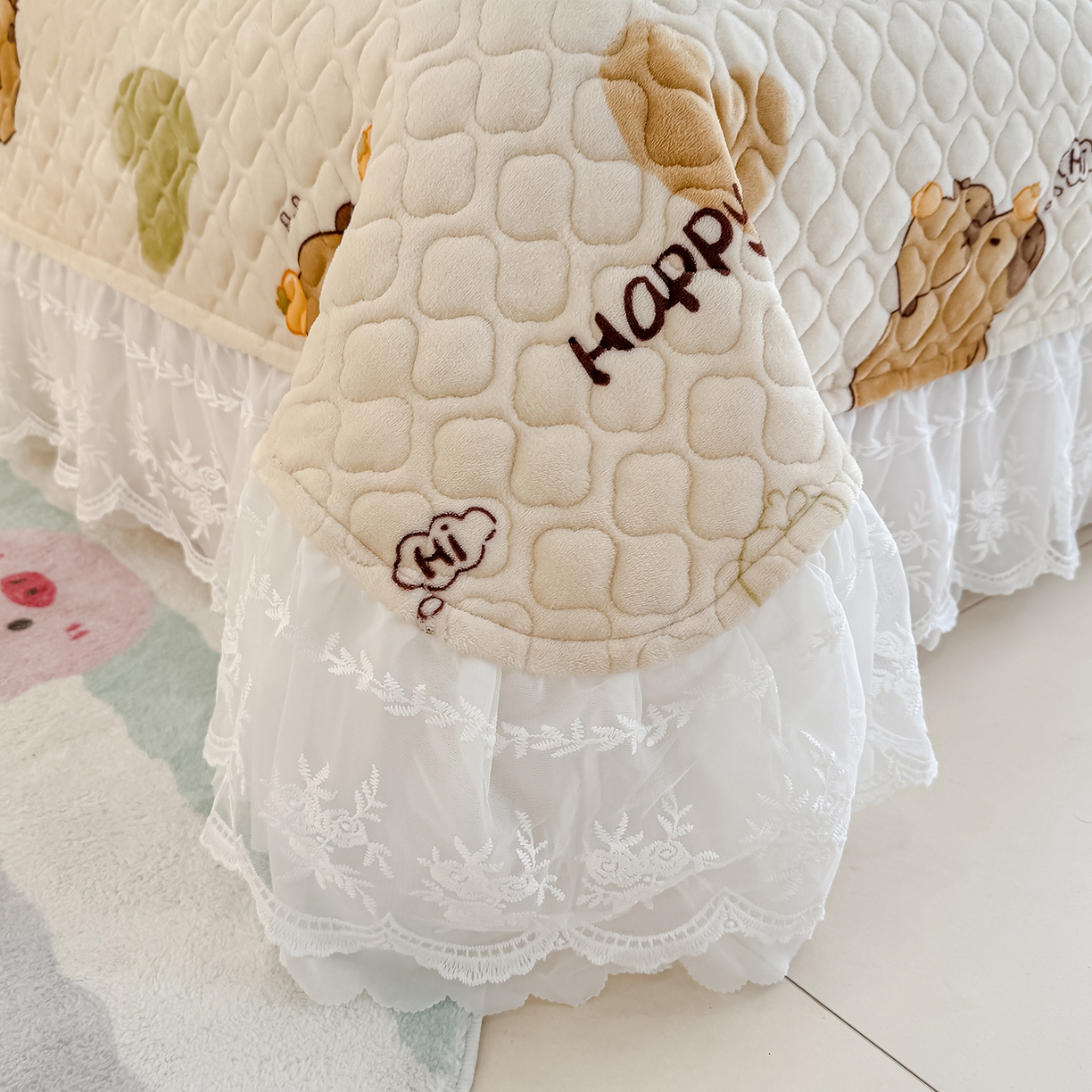 91家纺网 家纺一手货源 找家纺 冬然家纺 2025新款高克重牛奶绒蕾丝花边床盖系列 卡皮巴拉