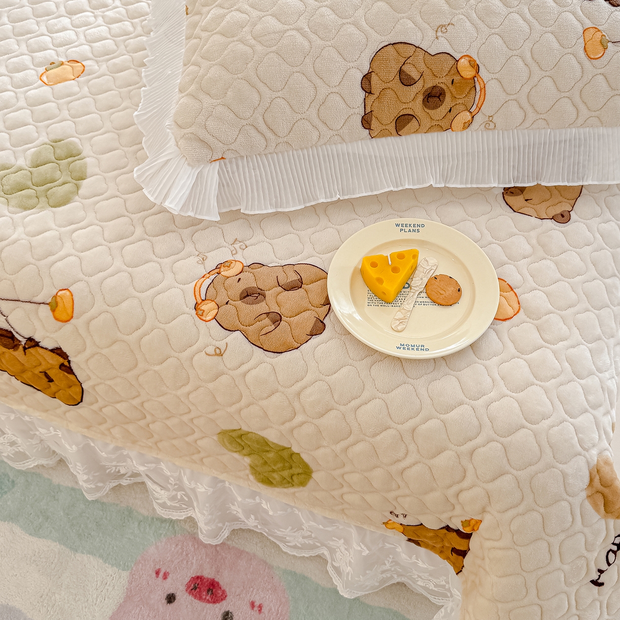 91家纺网 家纺一手货源 找家纺 冬然家纺 2025新款高克重牛奶绒蕾丝花边床盖系列 卡皮巴拉