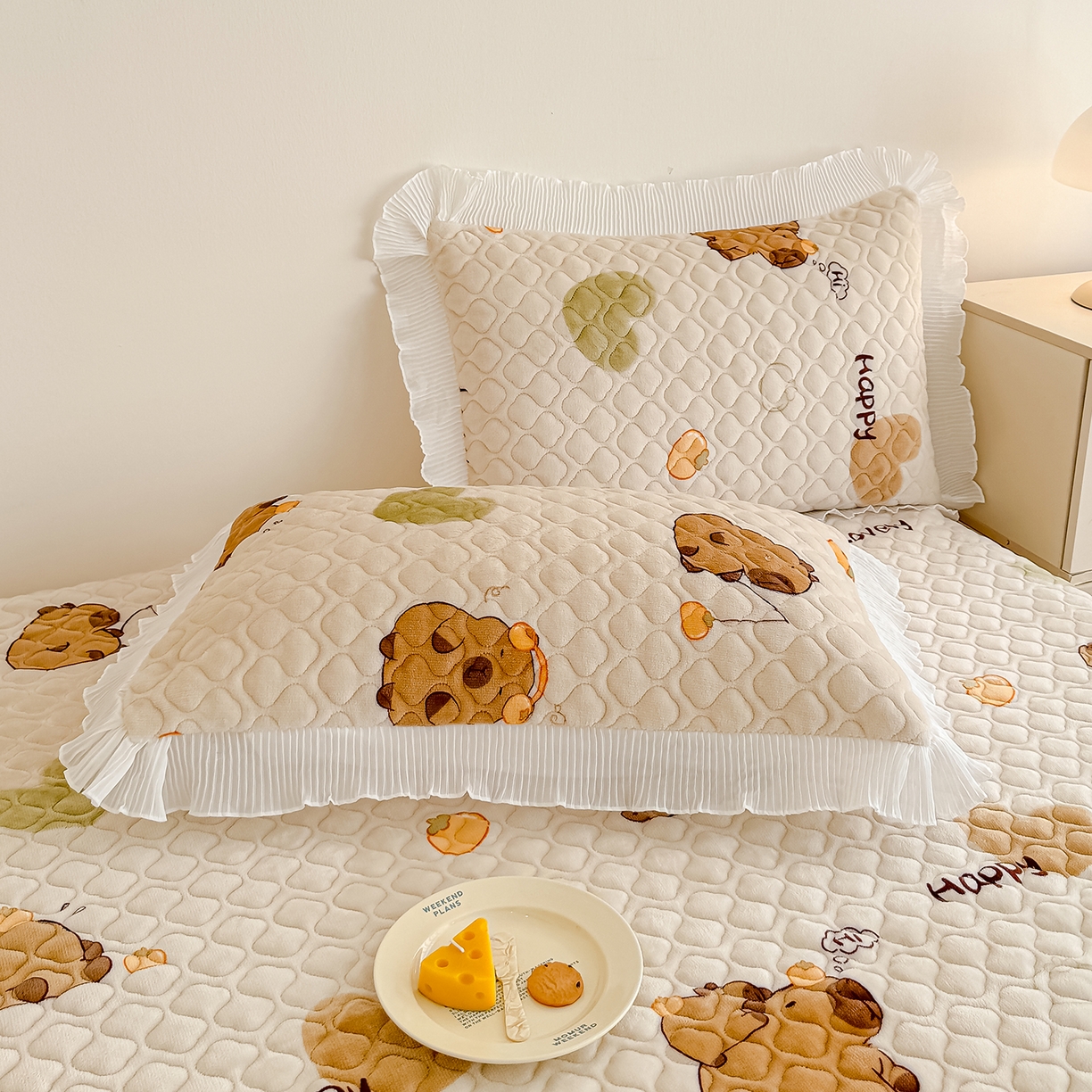 91家纺网 家纺一手货源 找家纺 冬然家纺 2025新款高克重牛奶绒蕾丝花边床盖系列 卡皮巴拉