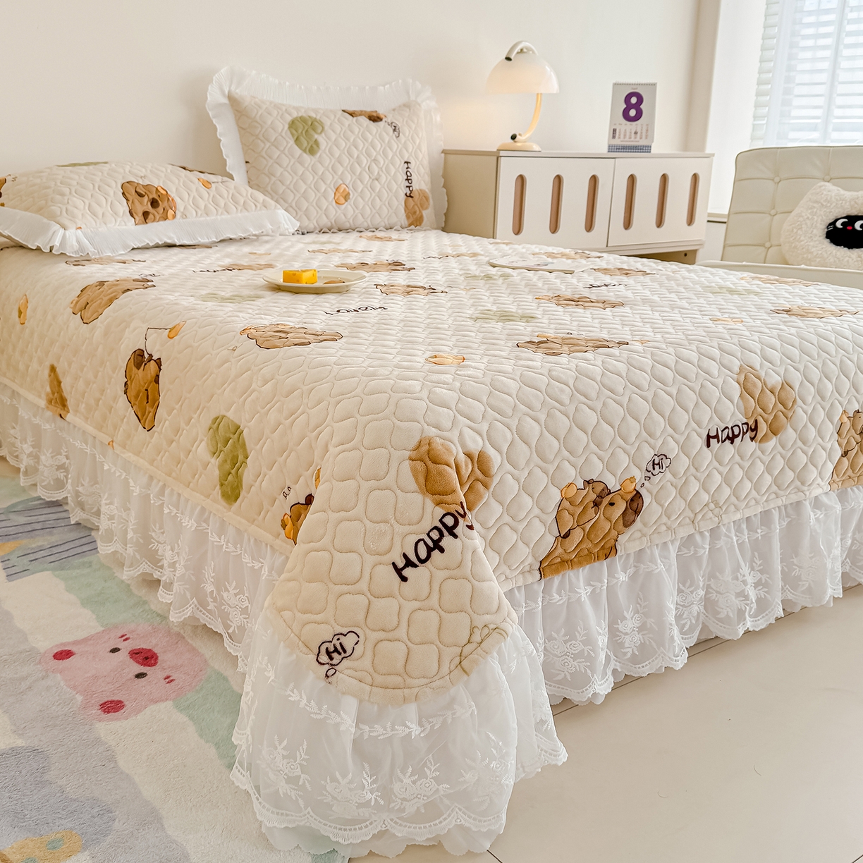 91家纺网 家纺一手货源 找家纺 冬然家纺 2025新款高克重牛奶绒蕾丝花边床盖系列 卡皮巴拉