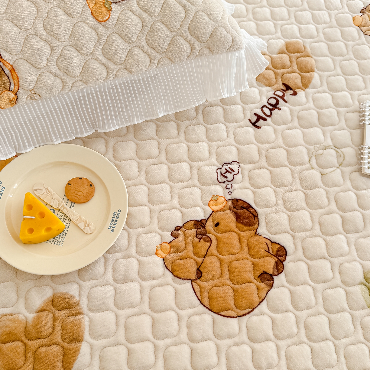 91家纺网 家纺一手货源 找家纺 冬然家纺 2025新款高克重牛奶绒蕾丝花边床盖系列 卡皮巴拉