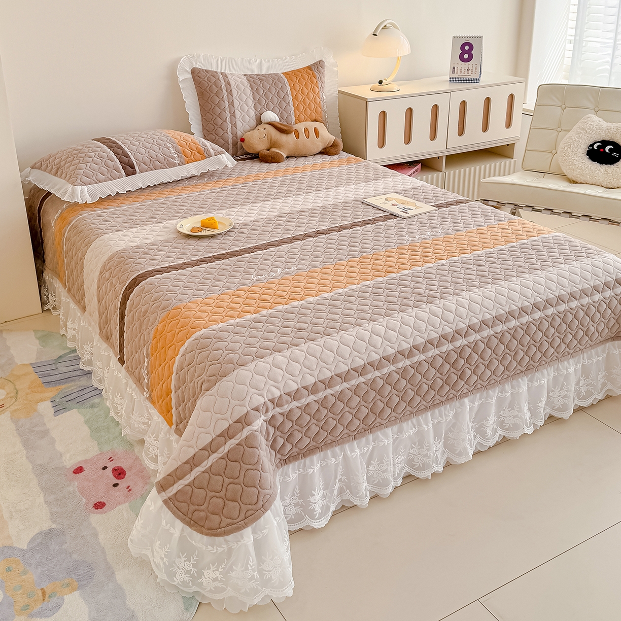 91家纺网 家纺一手货源 找家纺 冬然家纺 2025新款高克重牛奶绒蕾丝花边床盖系列 经典条纹