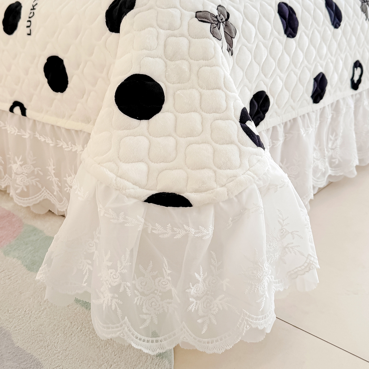 91家纺网 家纺一手货源 找家纺 冬然家纺 2025新款高克重牛奶绒蕾丝花边床盖系列 幸运点点