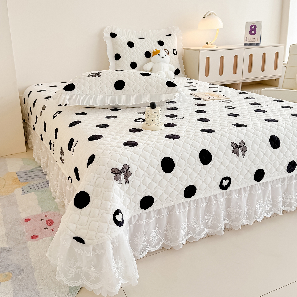 91家纺网 家纺一手货源 找家纺 冬然家纺 2025新款高克重牛奶绒蕾丝花边床盖系列 幸运点点