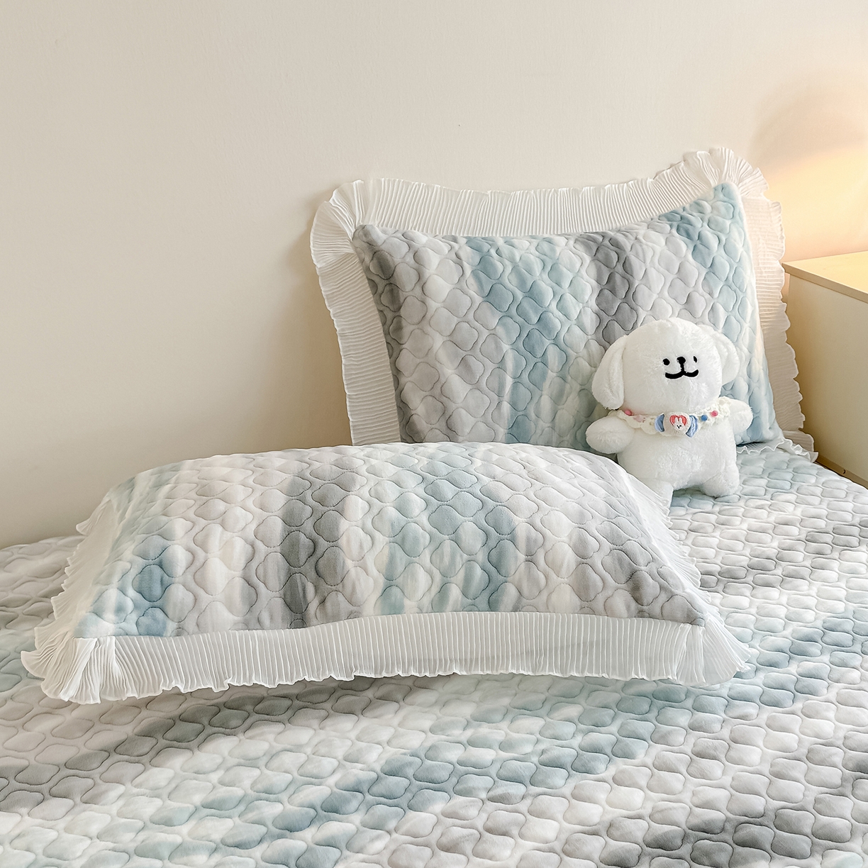 91家纺网 家纺一手货源 找家纺 冬然家纺 2025新款高克重牛奶绒蕾丝花边床盖系列 可可西里