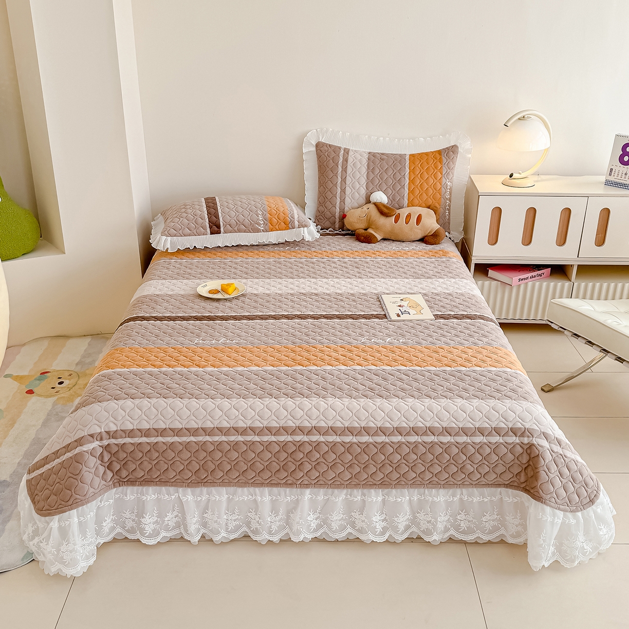 91家纺网 家纺一手货源 找家纺 冬然家纺 2025新款高克重牛奶绒蕾丝花边床盖系列 经典条纹