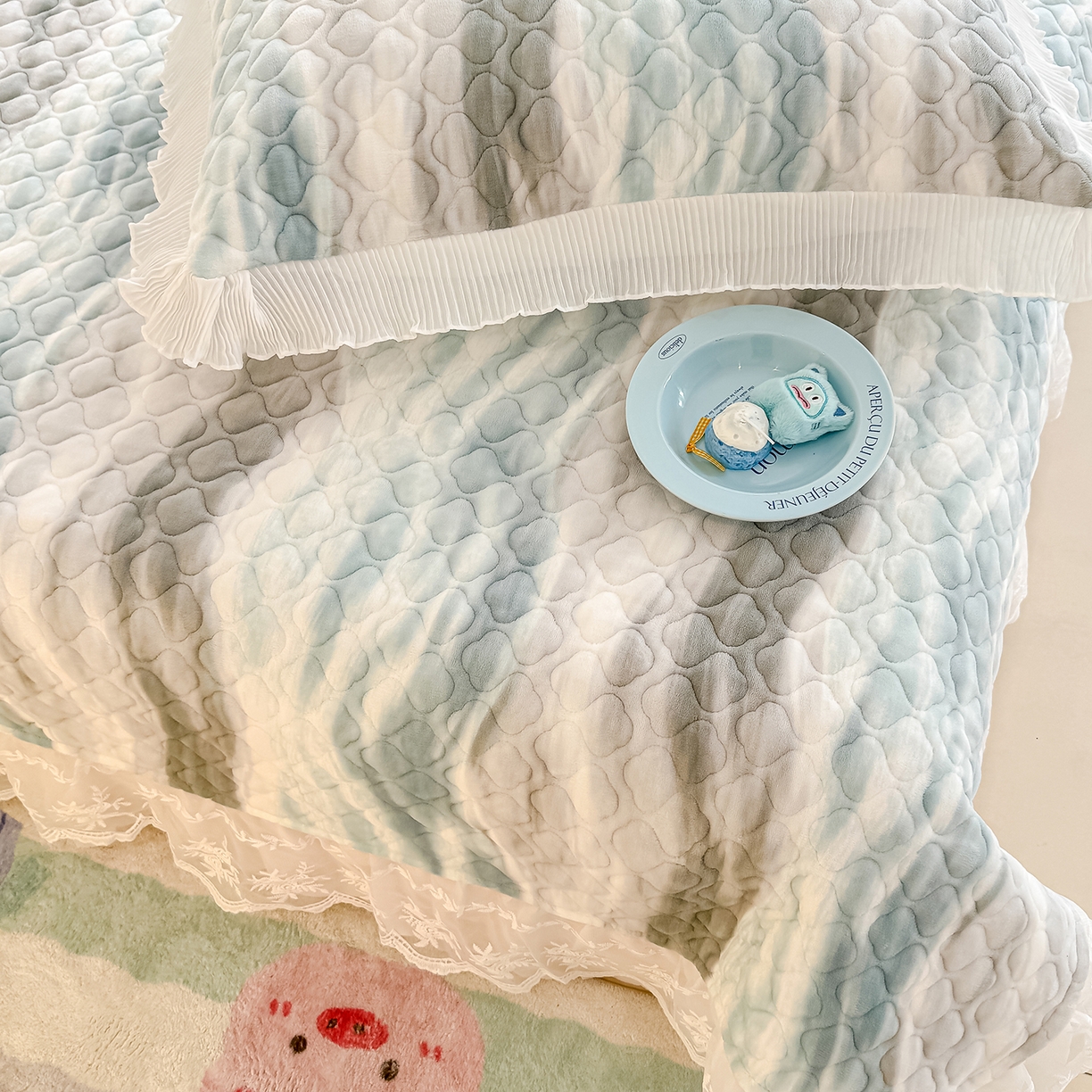 91家纺网 家纺一手货源 找家纺 冬然家纺 2025新款高克重牛奶绒蕾丝花边床盖系列 可可西里