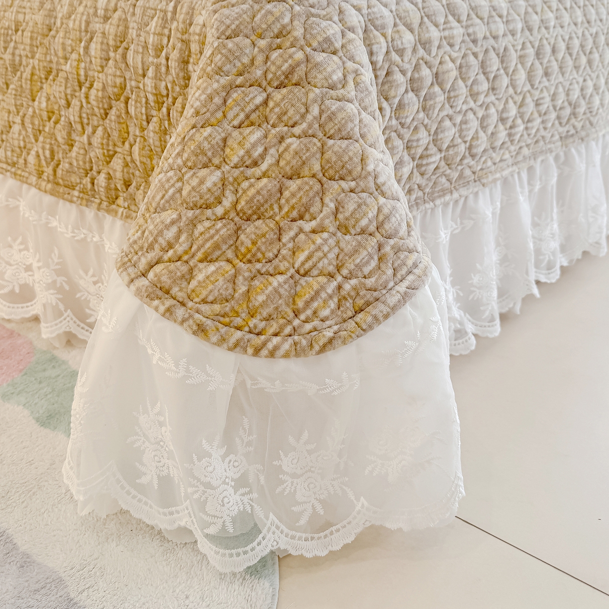 91家纺网 家纺一手货源 找家纺 冬然家纺 2025新款高克重牛奶绒蕾丝花边床盖系列 肌理纹-咖