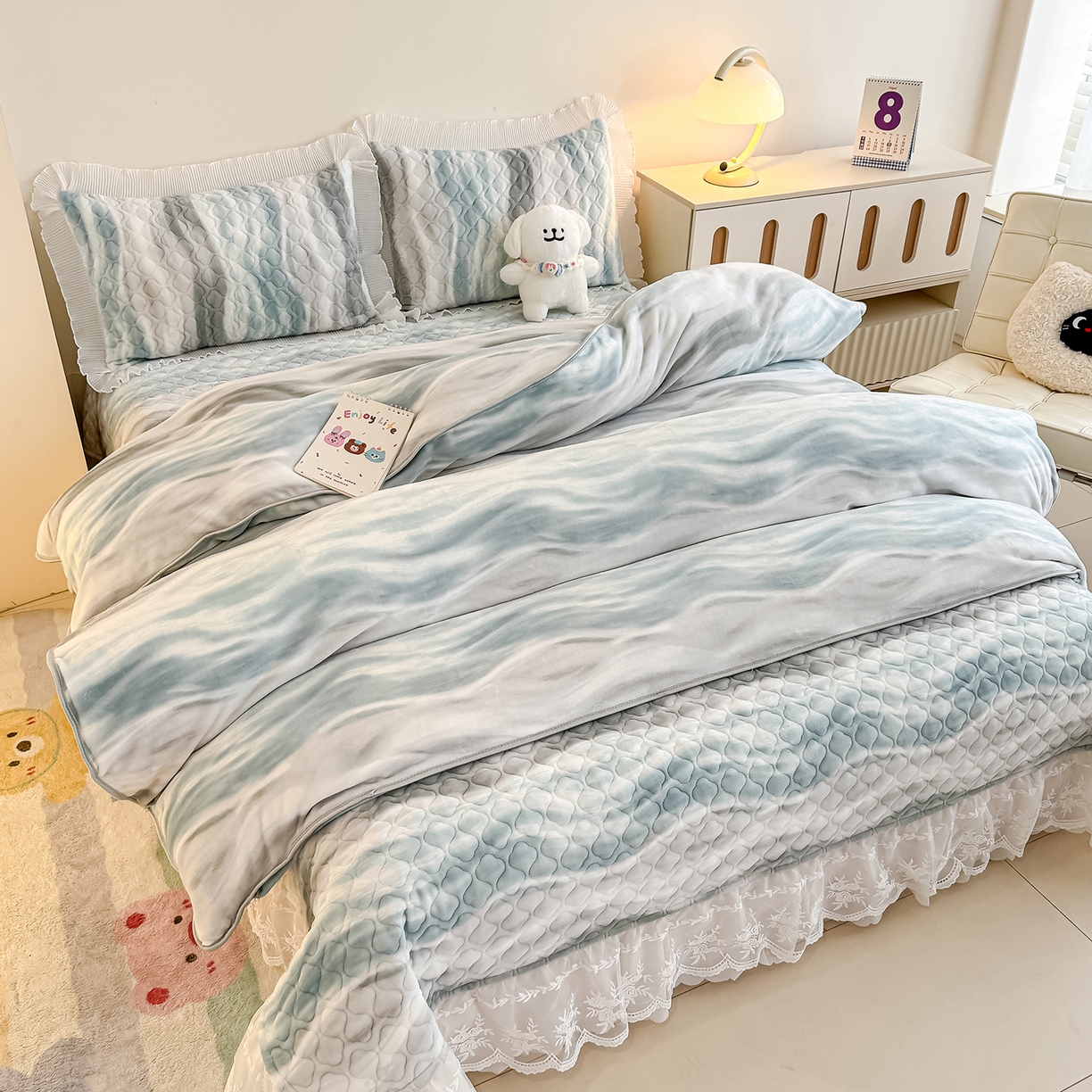 91家纺网 家纺一手货源 找家纺 冬然家纺 2025新款高克重牛奶绒蕾丝花边床盖系列 可可西里