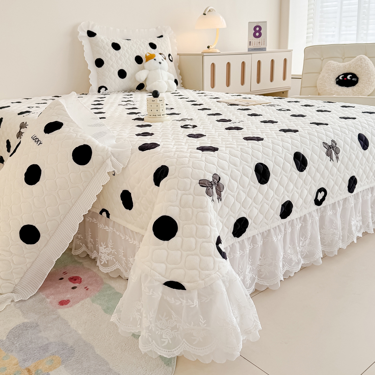 91家纺网 家纺一手货源 找家纺 冬然家纺 2025新款高克重牛奶绒蕾丝花边床盖系列 幸运点点