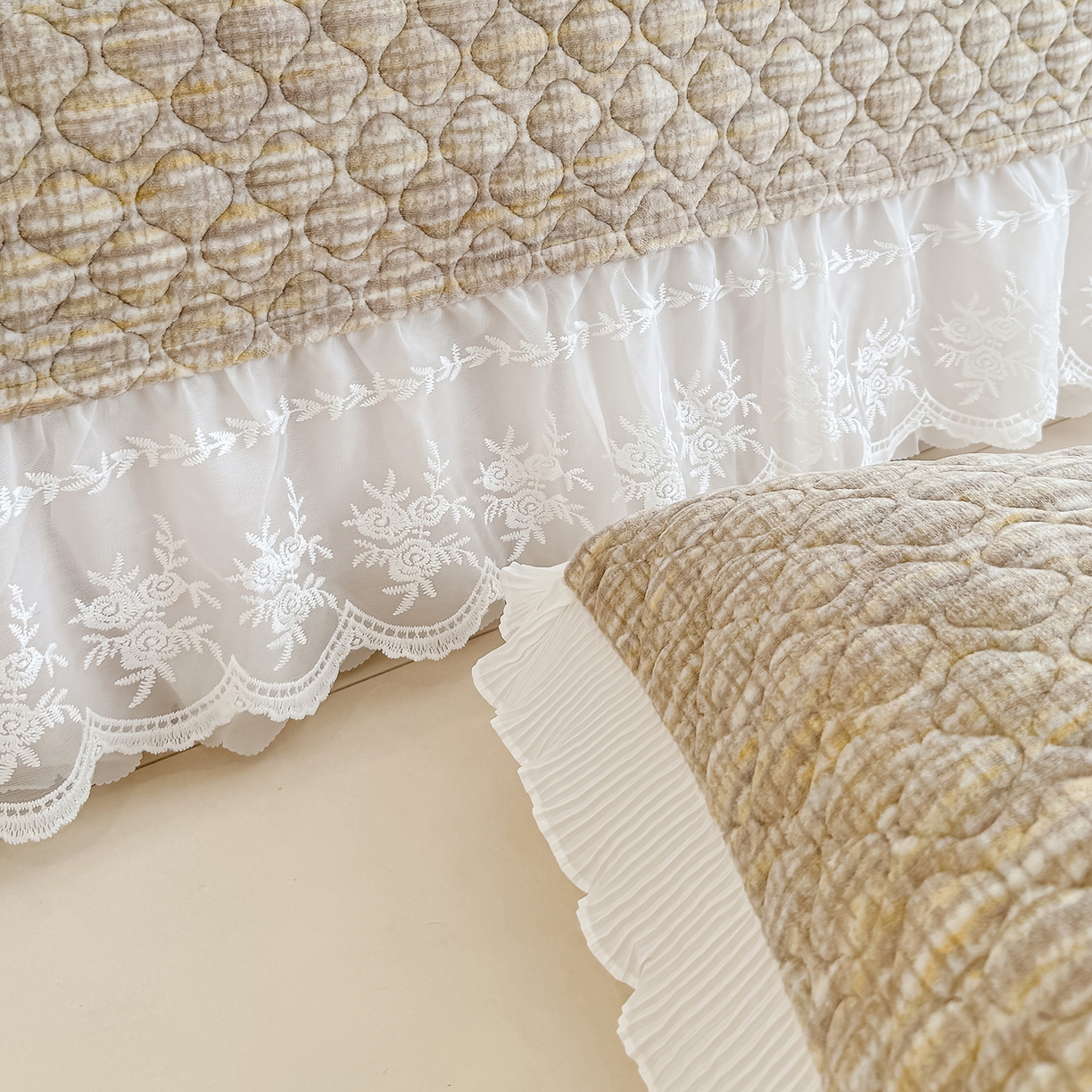 91家纺网 家纺一手货源 找家纺 冬然家纺 2025新款高克重牛奶绒蕾丝花边床盖系列 肌理纹-咖