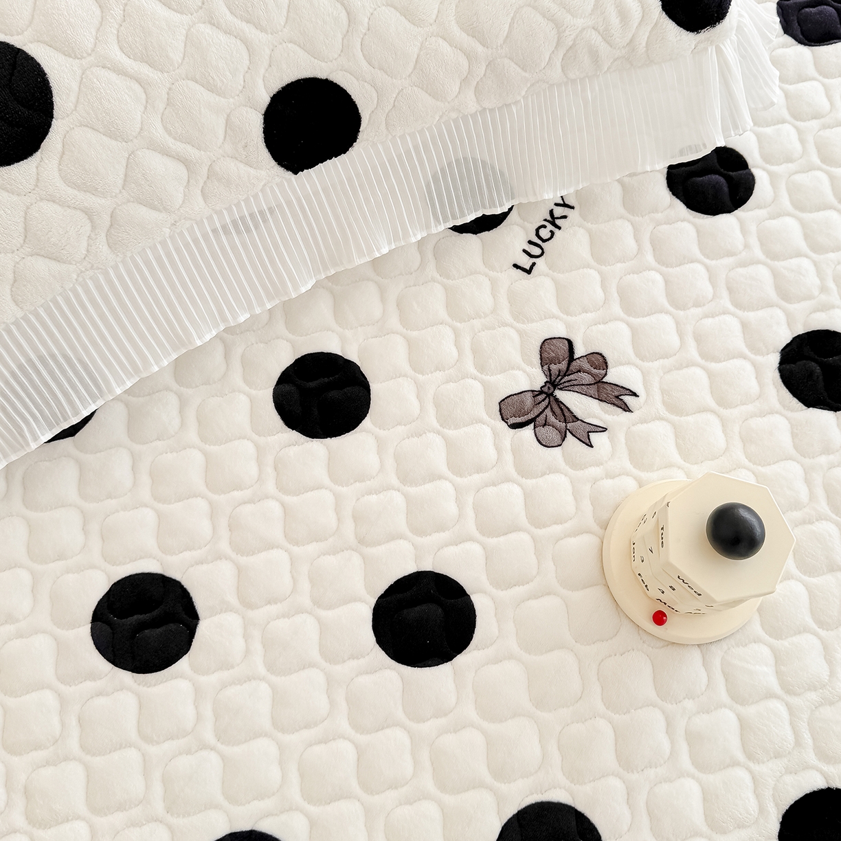 91家纺网 家纺一手货源 找家纺 冬然家纺 2025新款高克重牛奶绒蕾丝花边床盖系列 幸运点点