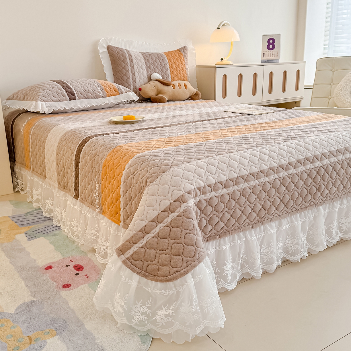 91家纺网 家纺一手货源 找家纺 冬然家纺 2025新款高克重牛奶绒蕾丝花边床盖系列 经典条纹