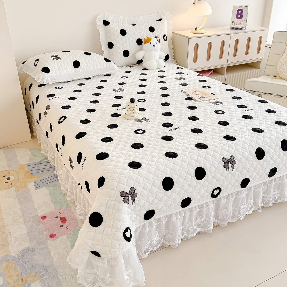 91家纺网 家纺一手货源 找家纺 冬然家纺 2025新款高克重牛奶绒蕾丝花边床盖系列 幸运点点