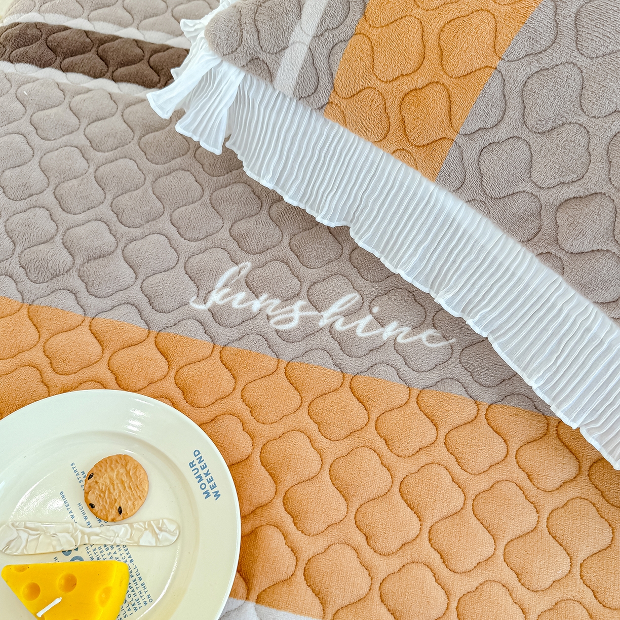 91家纺网 家纺一手货源 找家纺 冬然家纺 2025新款高克重牛奶绒蕾丝花边床盖系列 经典条纹