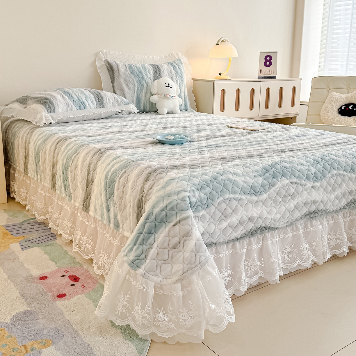 91家纺网 家纺一手货源 找家纺 冬然家纺 2025新款高克重牛奶绒蕾丝花边床盖系列 可可西里