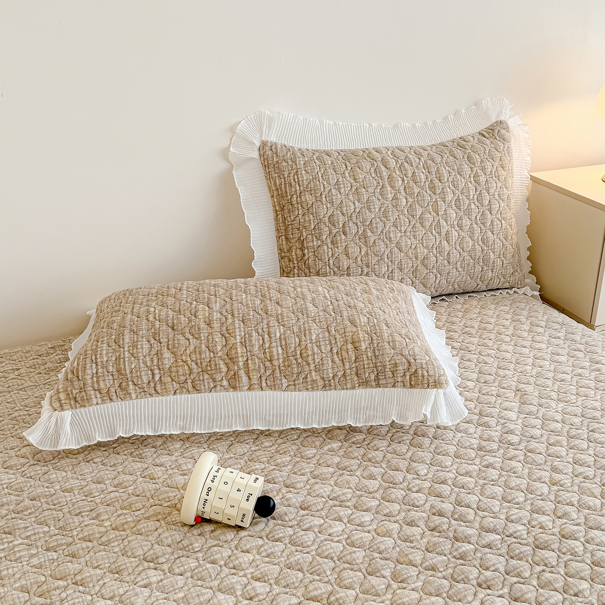 91家纺网 家纺一手货源 找家纺 冬然家纺 2025新款高克重牛奶绒蕾丝花边床盖系列 肌理纹-咖