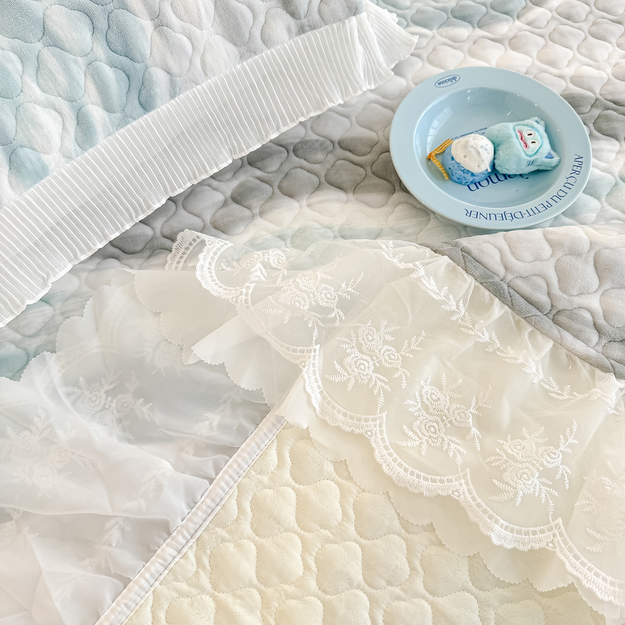 91家纺网 家纺一手货源 找家纺 冬然家纺 2025新款高克重牛奶绒蕾丝花边床盖系列 可可西里