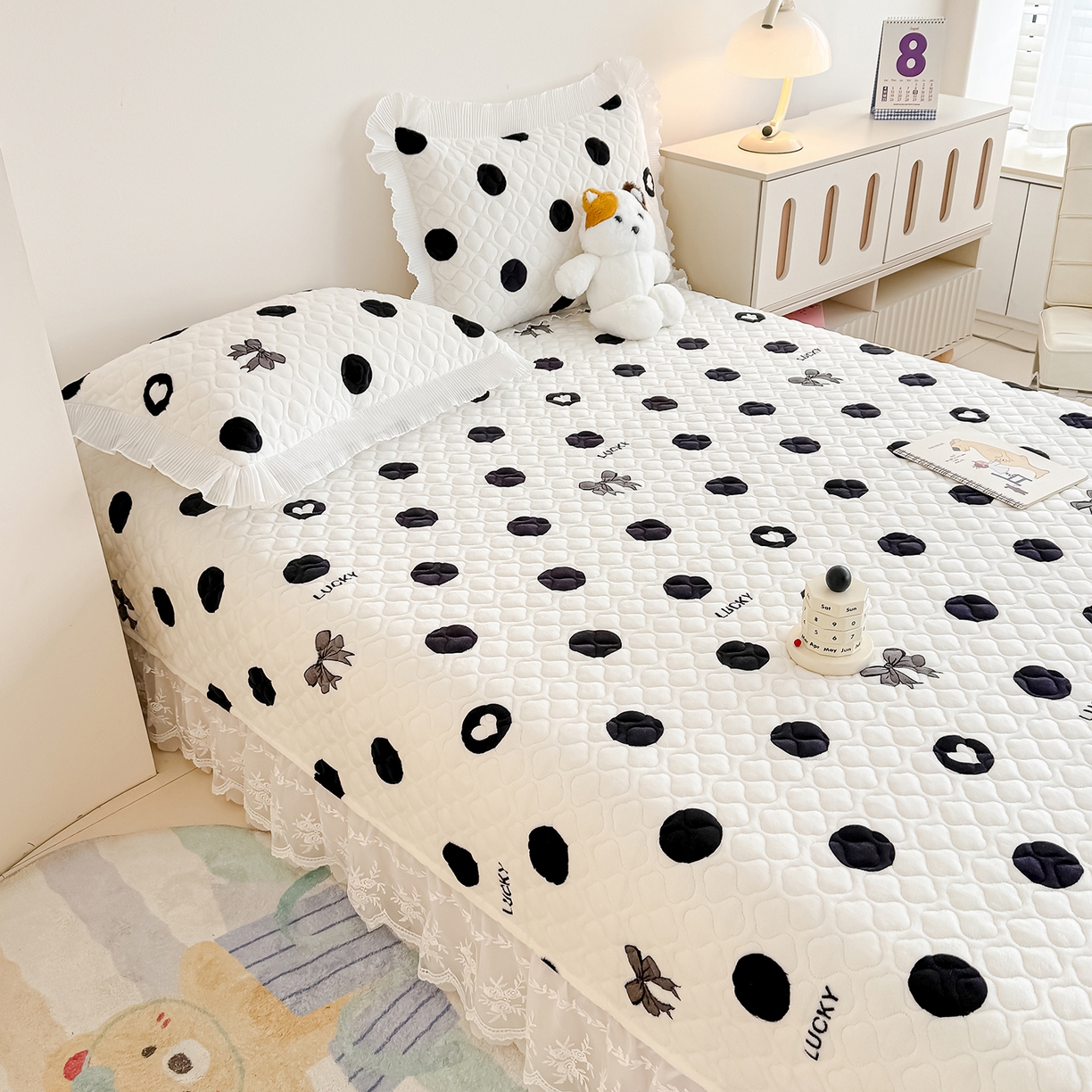 91家纺网 家纺一手货源 找家纺 冬然家纺 2025新款高克重牛奶绒蕾丝花边床盖系列 幸运点点