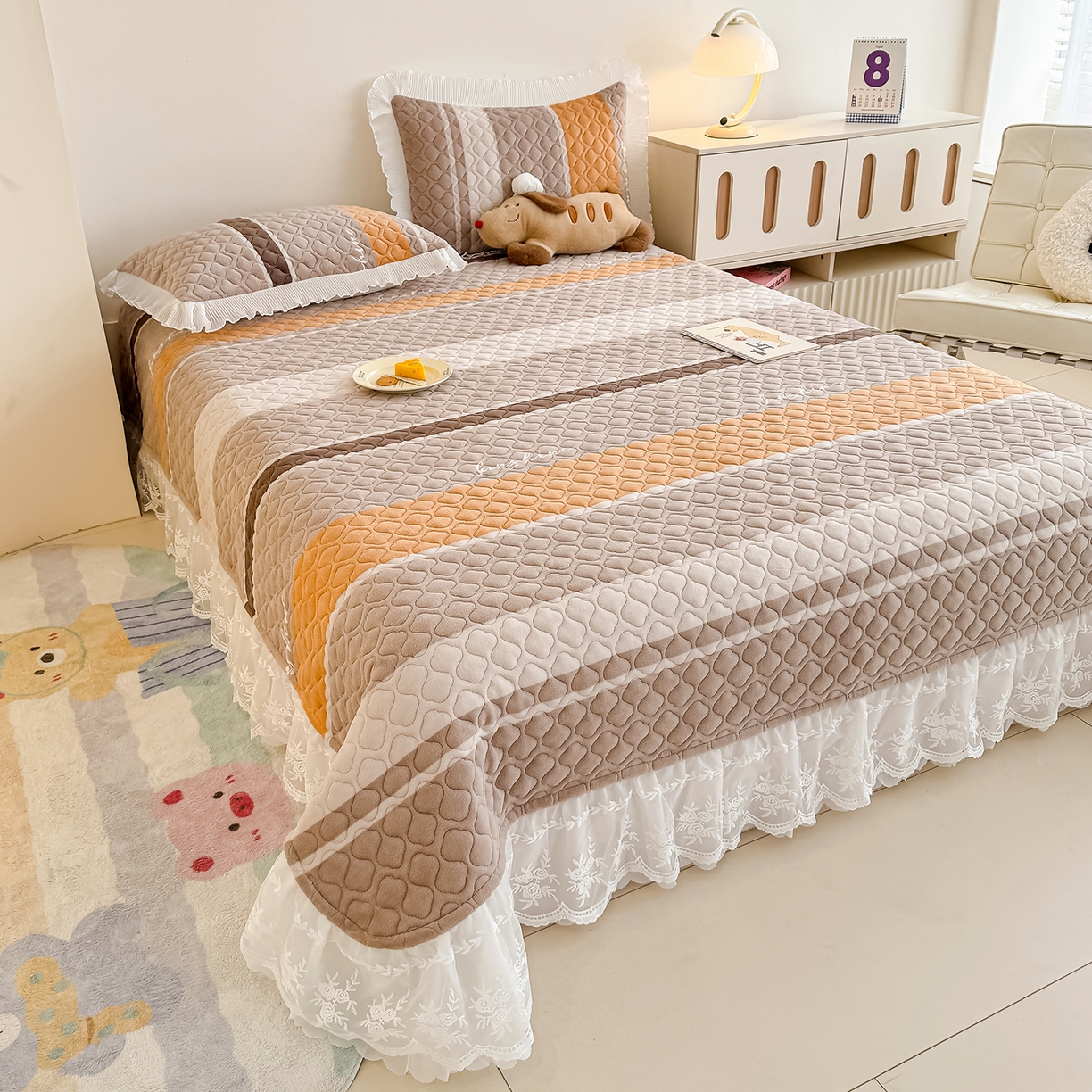 91家纺网 家纺一手货源 找家纺 冬然家纺 2025新款高克重牛奶绒蕾丝花边床盖系列 经典条纹