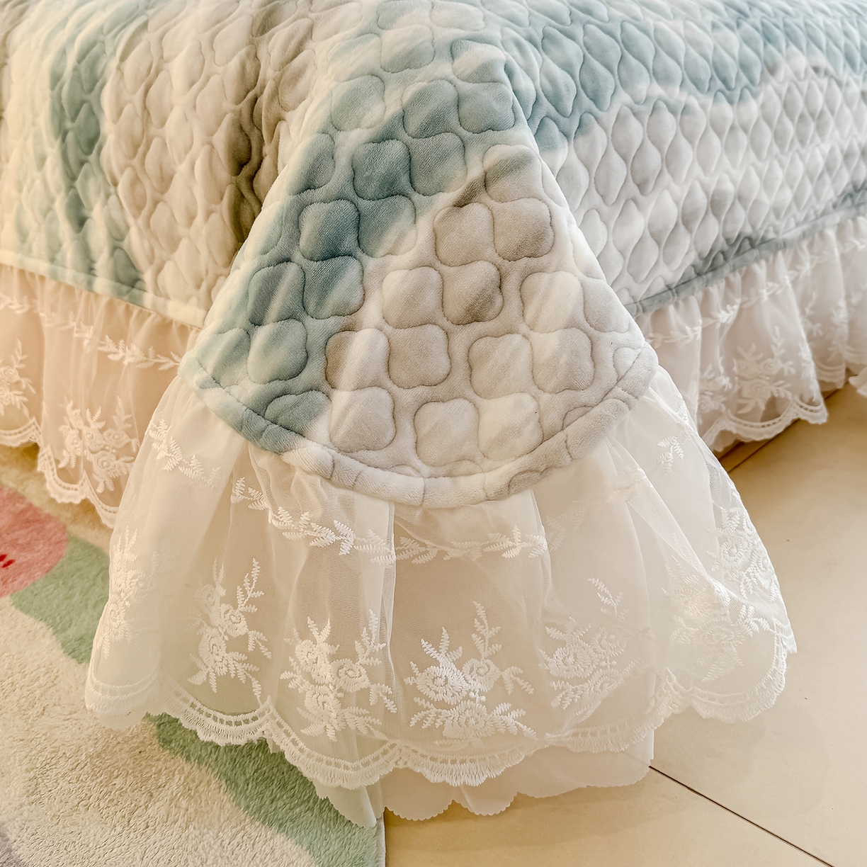 91家纺网 家纺一手货源 找家纺 冬然家纺 2025新款高克重牛奶绒蕾丝花边床盖系列 可可西里