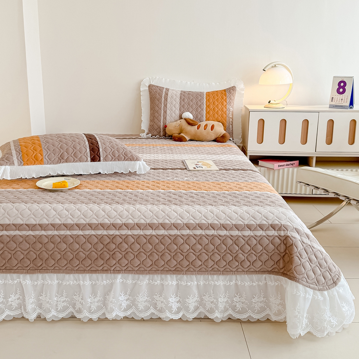 91家纺网 家纺一手货源 找家纺 冬然家纺 2025新款高克重牛奶绒蕾丝花边床盖系列 经典条纹