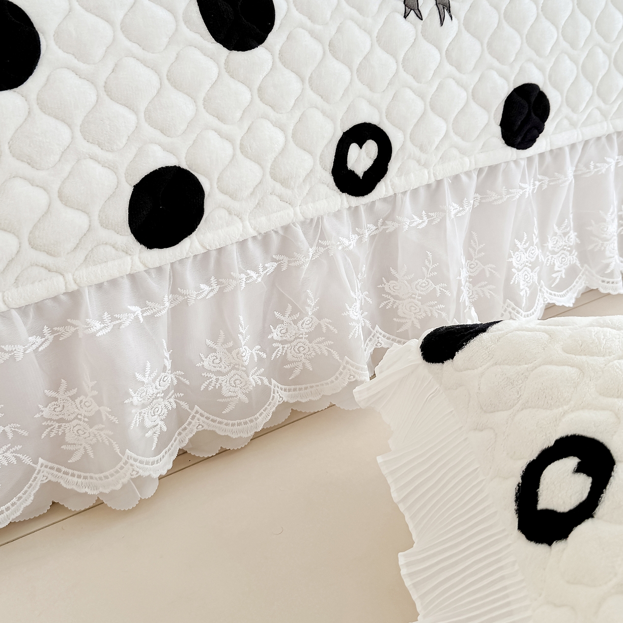 91家纺网 家纺一手货源 找家纺 冬然家纺 2025新款高克重牛奶绒蕾丝花边床盖系列 幸运点点