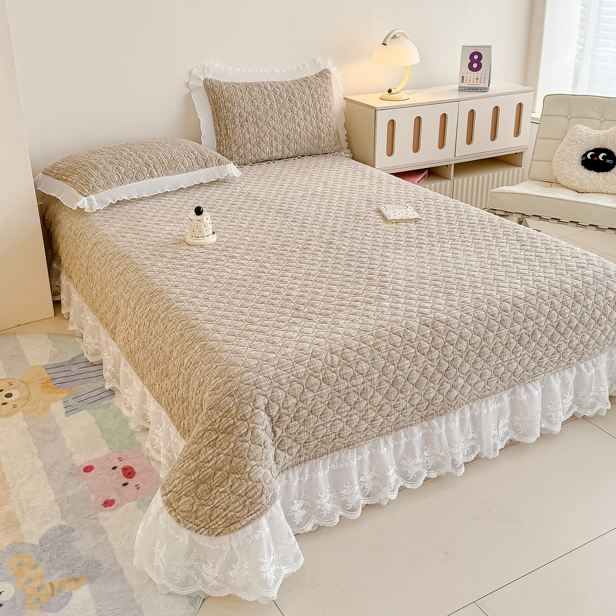 91家纺网 家纺一手货源 找家纺 冬然家纺 2025新款高克重牛奶绒蕾丝花边床盖系列 肌理纹-咖