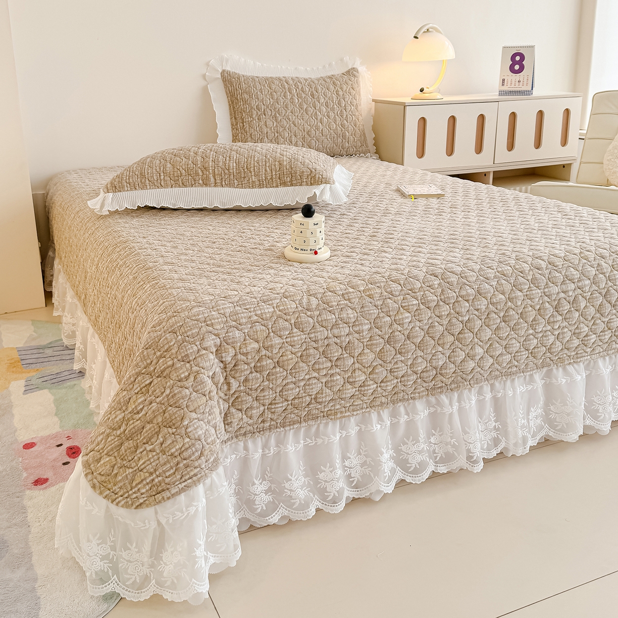 91家纺网 家纺一手货源 找家纺 冬然家纺 2025新款高克重牛奶绒蕾丝花边床盖系列 肌理纹-咖