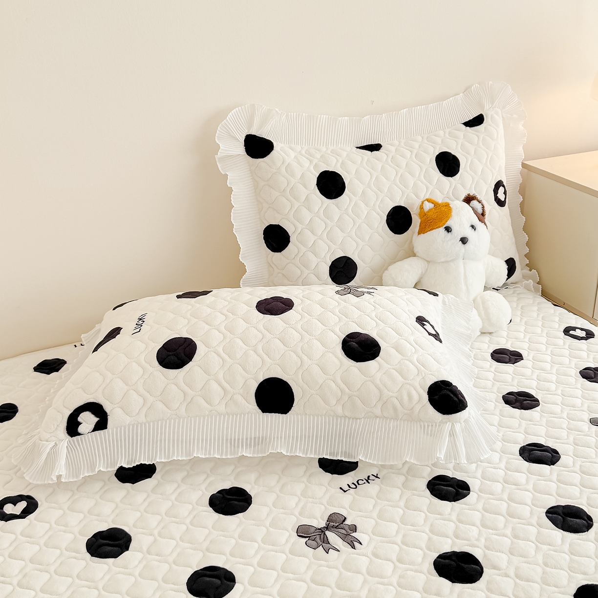 91家纺网 家纺一手货源 找家纺 冬然家纺 2025新款高克重牛奶绒蕾丝花边床盖系列 幸运点点