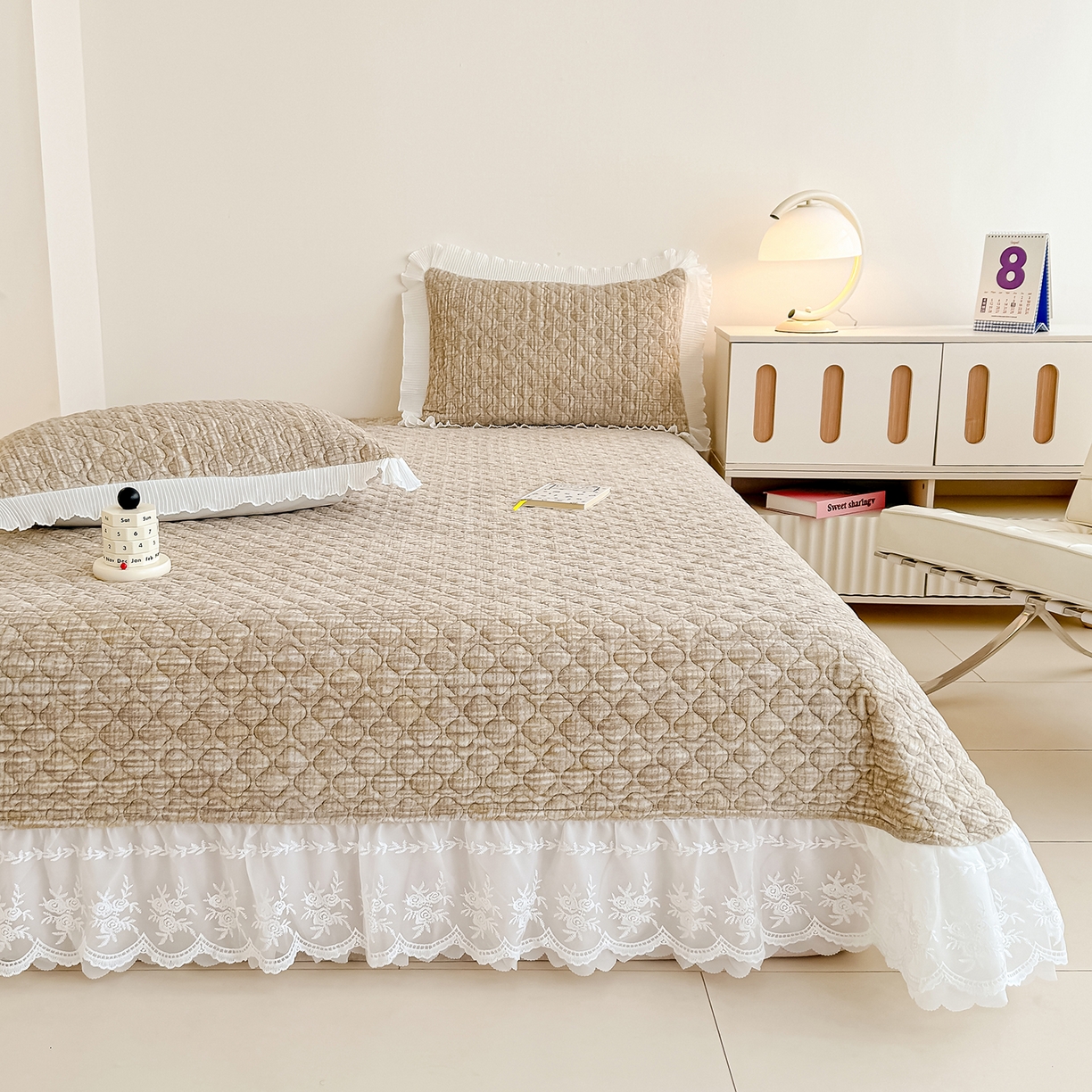 91家纺网 家纺一手货源 找家纺 冬然家纺 2025新款高克重牛奶绒蕾丝花边床盖系列 肌理纹-咖