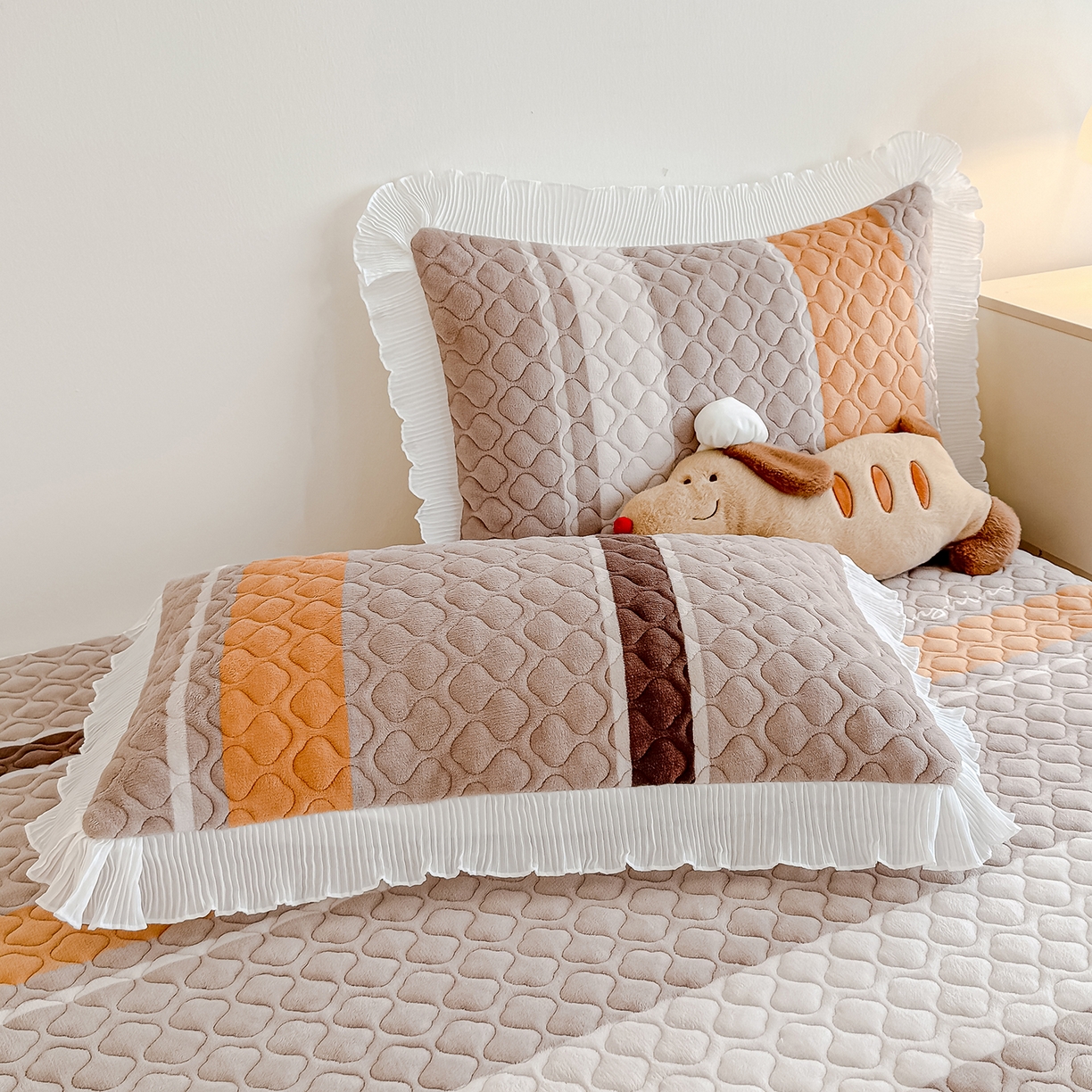 91家纺网 家纺一手货源 找家纺 冬然家纺 2025新款高克重牛奶绒蕾丝花边床盖系列 经典条纹