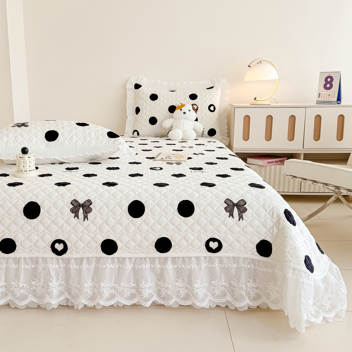 91家纺网 家纺一手货源 找家纺 冬然家纺 2025新款高克重牛奶绒蕾丝花边床盖系列 幸运点点