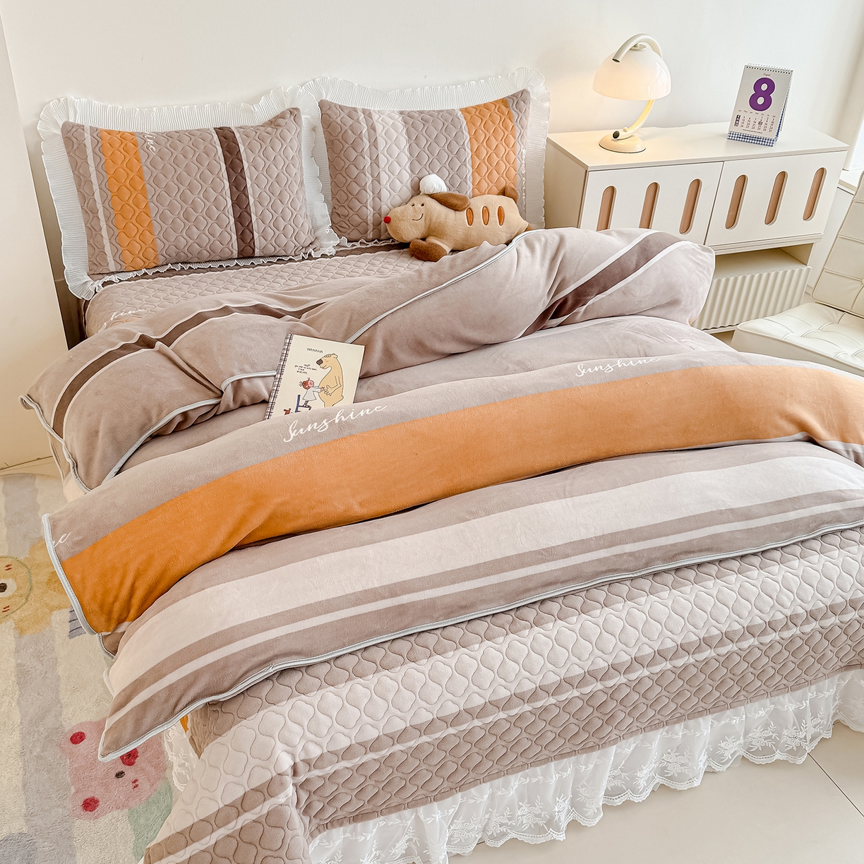 91家纺网 家纺一手货源 找家纺 冬然家纺 2025新款高克重牛奶绒蕾丝花边床盖系列 经典条纹