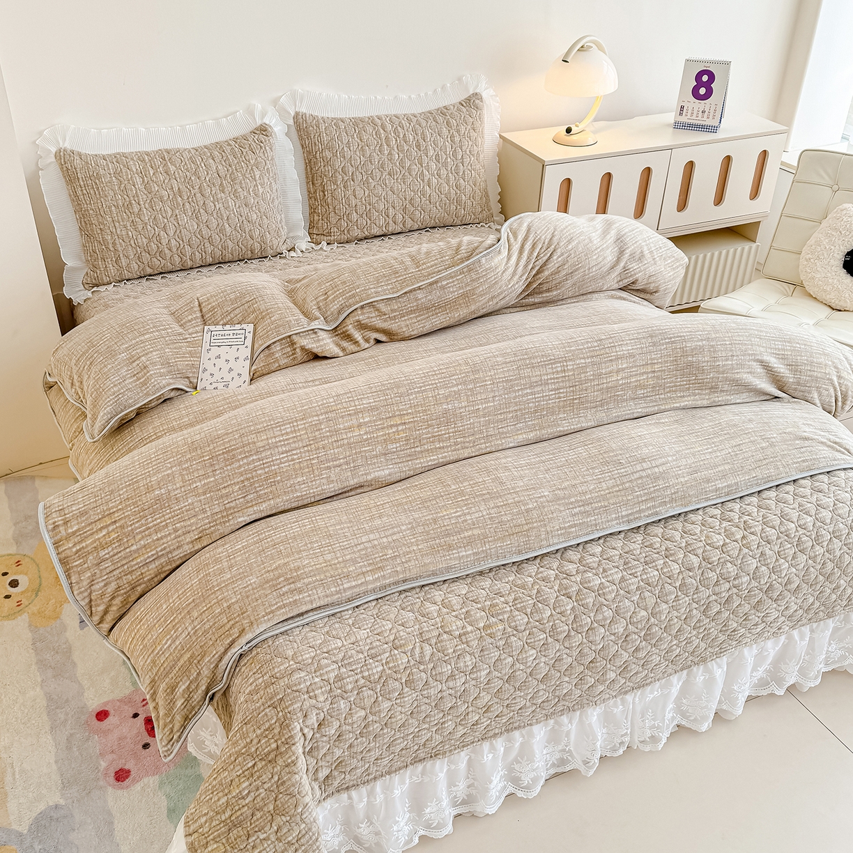 91家纺网 家纺一手货源 找家纺 冬然家纺 2025新款高克重牛奶绒蕾丝花边床盖系列 肌理纹-咖