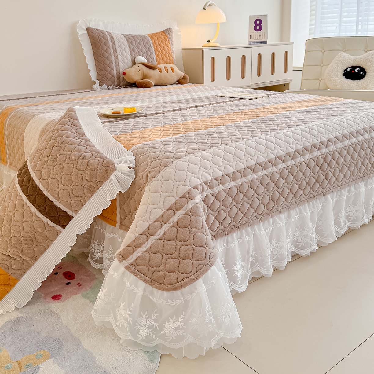 91家纺网 家纺一手货源 找家纺 冬然家纺 2025新款高克重牛奶绒蕾丝花边床盖系列 经典条纹