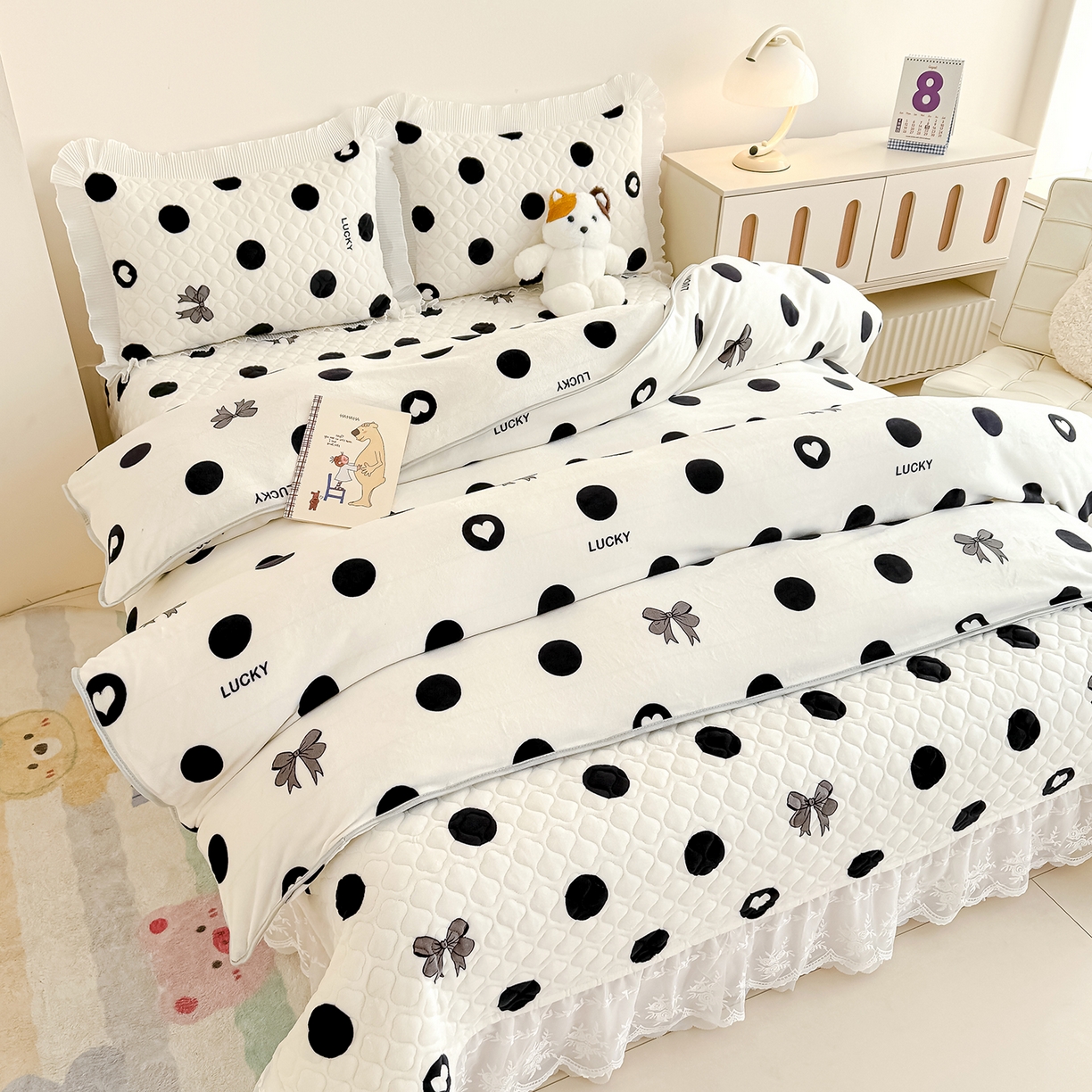 91家纺网 家纺一手货源 找家纺 冬然家纺 2025新款高克重牛奶绒蕾丝花边床盖系列 幸运点点