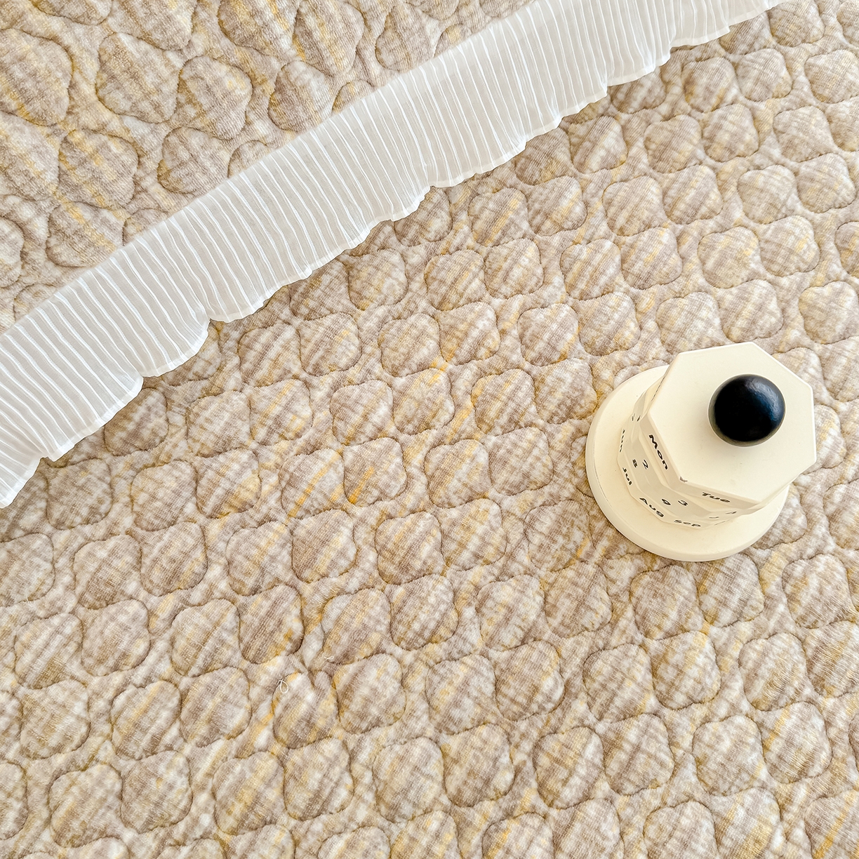 91家纺网 家纺一手货源 找家纺 冬然家纺 2025新款高克重牛奶绒蕾丝花边床盖系列 肌理纹-咖