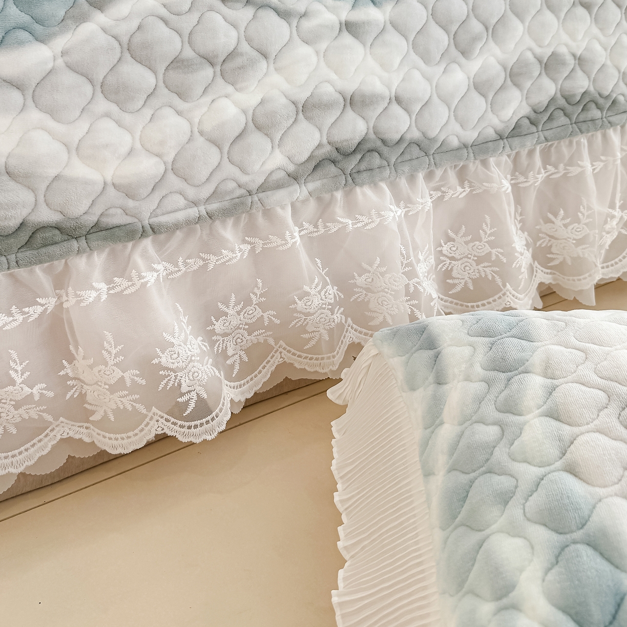 91家纺网 家纺一手货源 找家纺 冬然家纺 2025新款高克重牛奶绒蕾丝花边床盖系列 可可西里