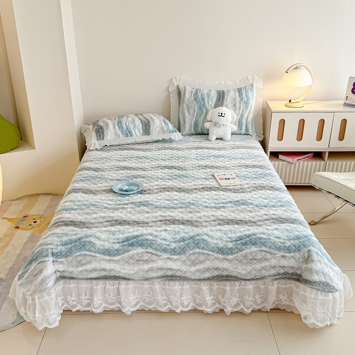 91家纺网 家纺一手货源 找家纺 冬然家纺 2025新款高克重牛奶绒蕾丝花边床盖系列 可可西里