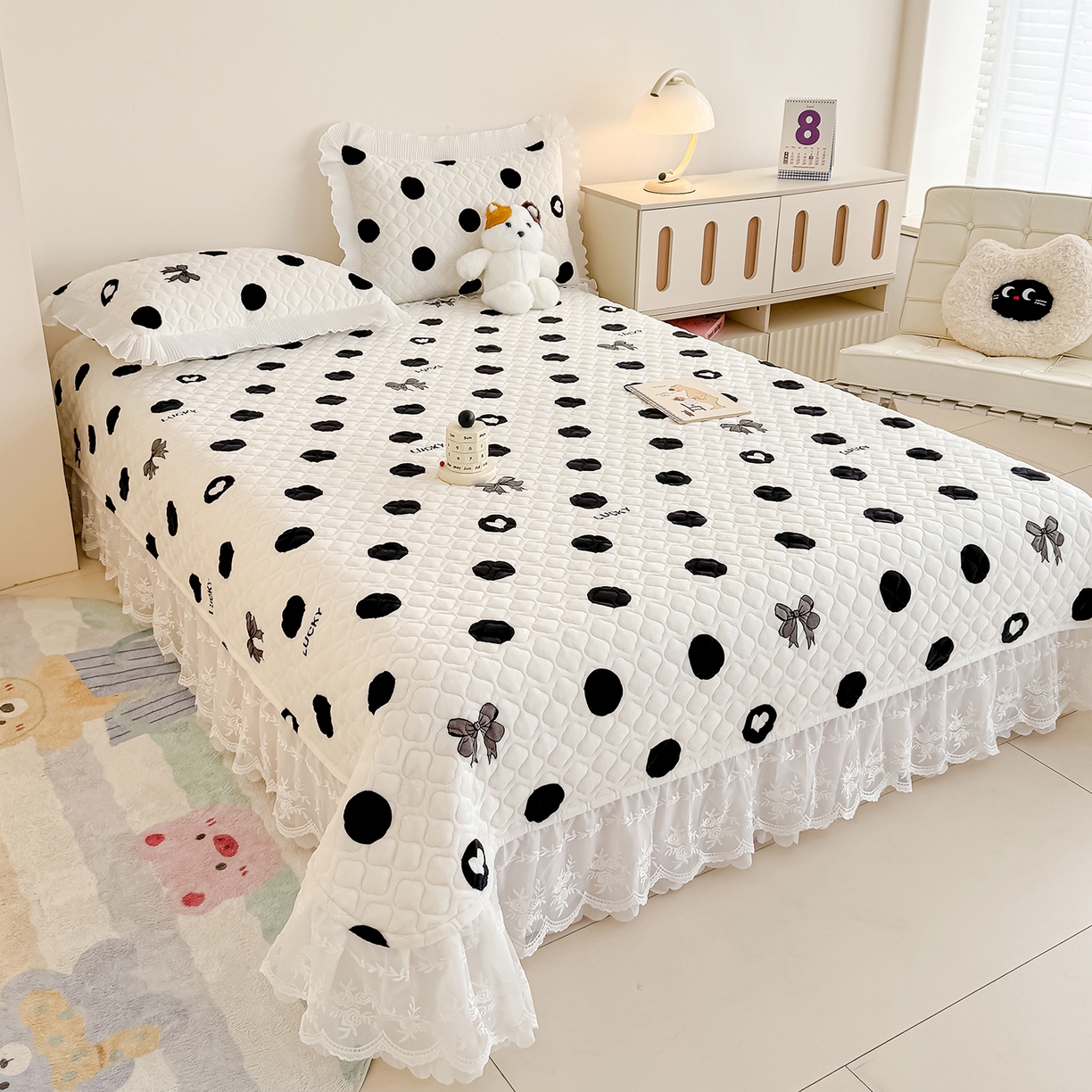 91家纺网 家纺一手货源 找家纺 冬然家纺 2025新款高克重牛奶绒蕾丝花边床盖系列 幸运点点