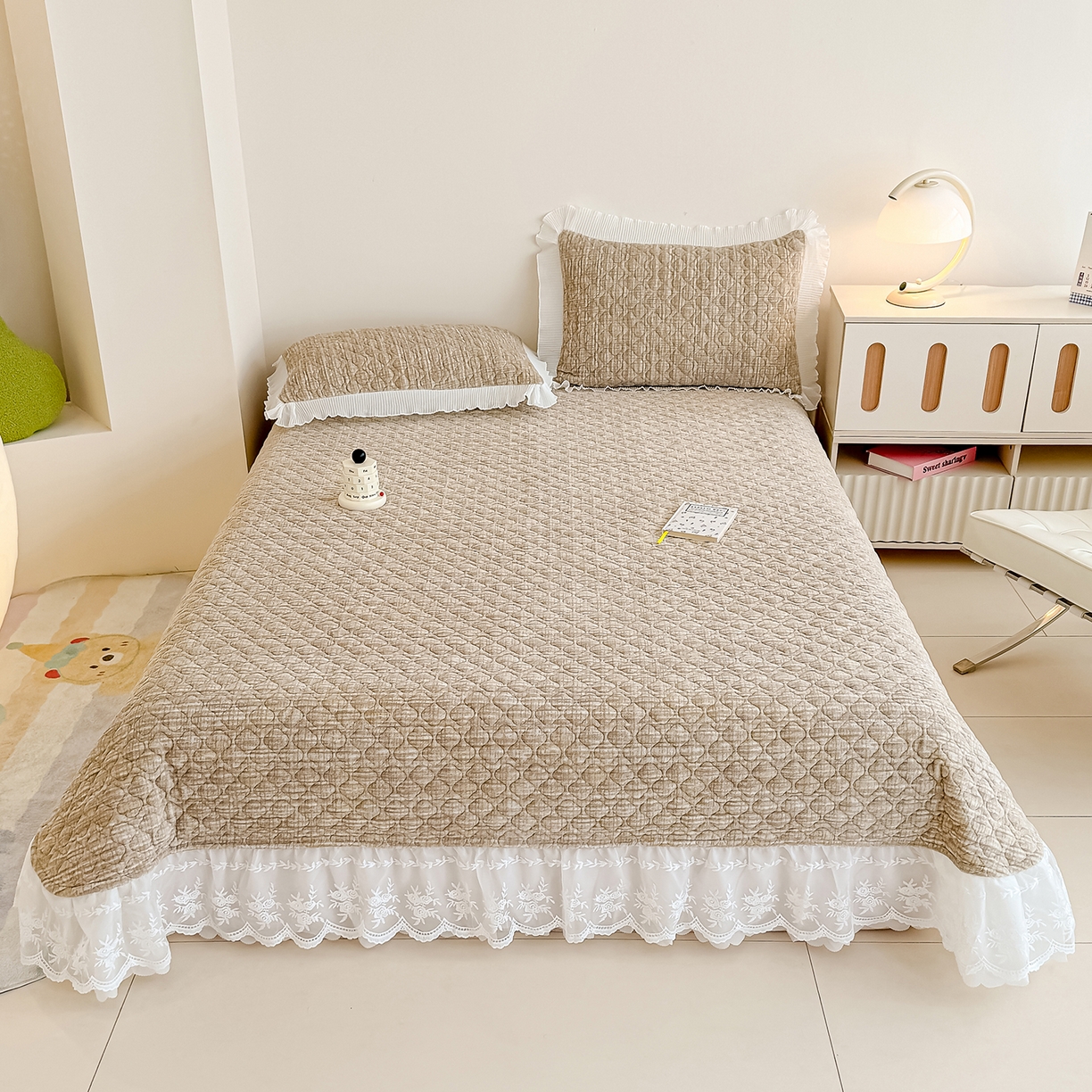 91家纺网 家纺一手货源 找家纺 冬然家纺 2025新款高克重牛奶绒蕾丝花边床盖系列 肌理纹-咖