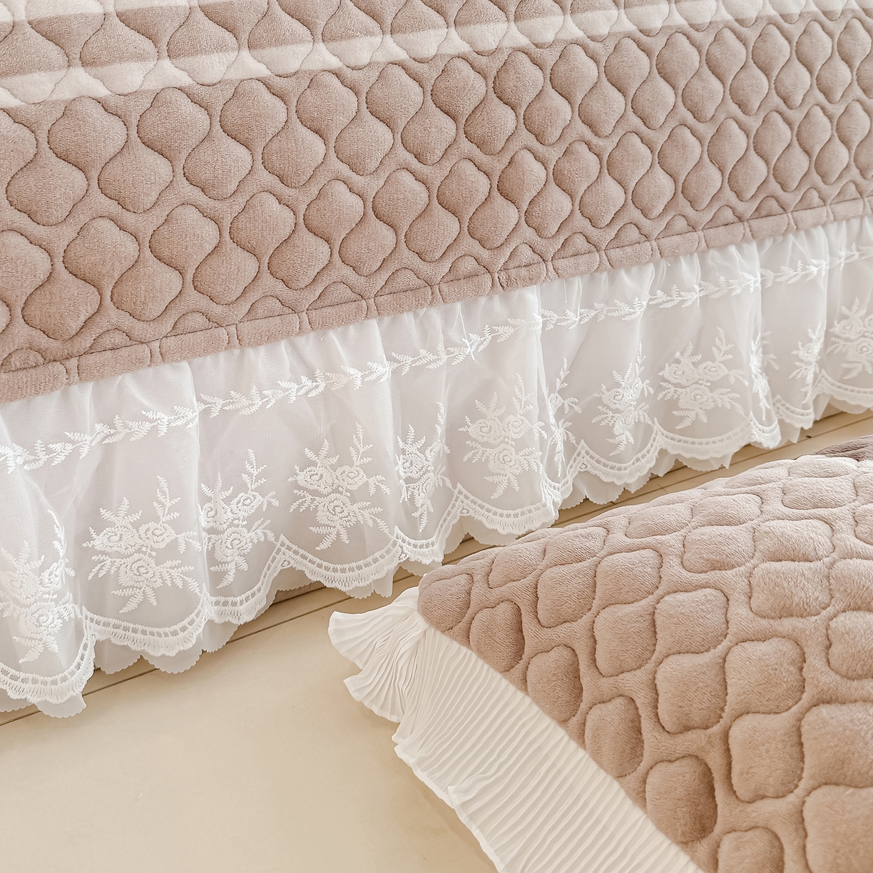 91家纺网 家纺一手货源 找家纺 冬然家纺 2025新款高克重牛奶绒蕾丝花边床盖系列 经典条纹