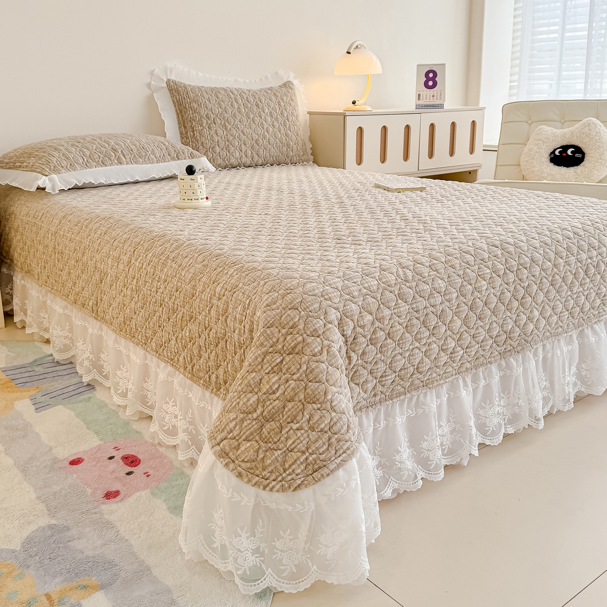 91家纺网 家纺一手货源 找家纺 冬然家纺 2025新款高克重牛奶绒蕾丝花边床盖系列 肌理纹-咖