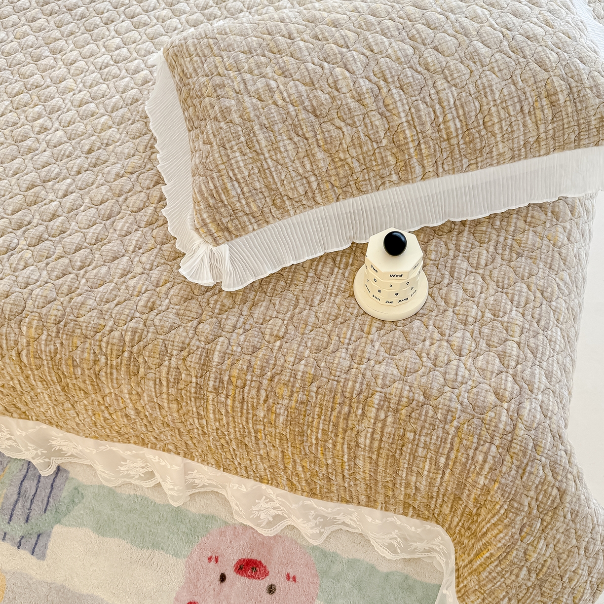 91家纺网 家纺一手货源 找家纺 冬然家纺 2025新款高克重牛奶绒蕾丝花边床盖系列 肌理纹-咖